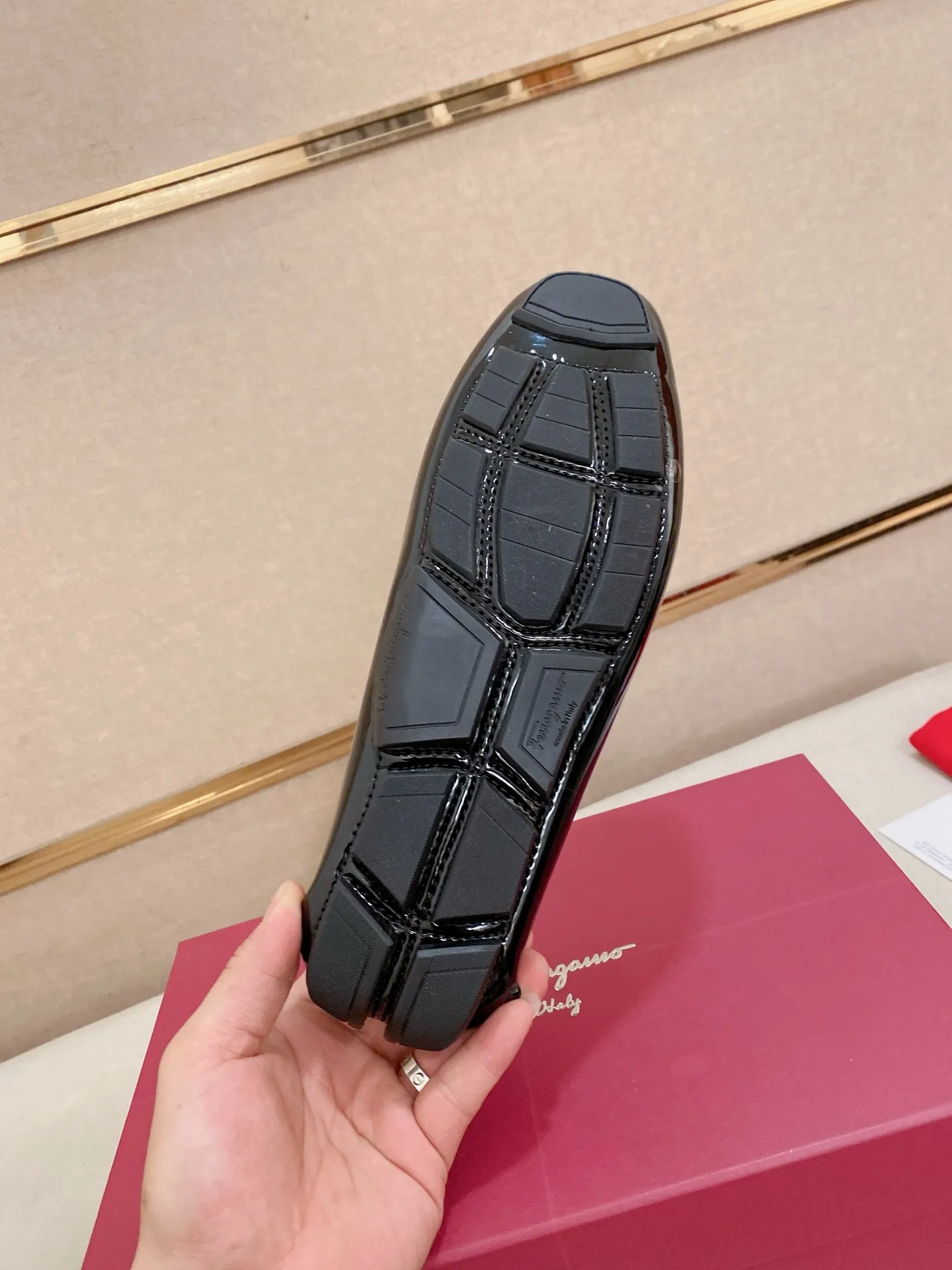 Men's shoes💰: 540💰High-end quality! Ferragamo🆕🆕Exclusive hot-selling products in stock🔥🔥New products on the shelves, high-quality Ferragamo men's pea shoes, high-end casual driving shoes, with complete packaging! 💪 💪 Material: imported first-layer cowhide 🐂 + imported high-quality water-dyed cowhide lining + wear-resistant outsole 👍🏻👍🏻 Features: high-end and comfortable, purely handmade 🚀 🚀 Create the perfect shoe that suits you best 🔥 🔥 Size: (38-44) 45 standard size can be customized!